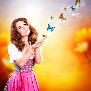 junge Frau im Dirndl mit Schmetterlingen