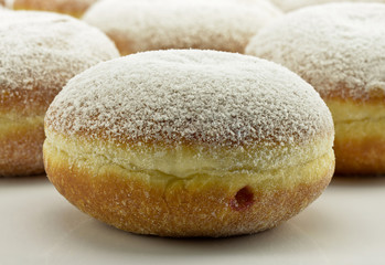 Pączki z marmoladą i pudrem