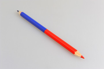Bicoloured red and blue pencil on gray