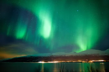 Foto op Plexiglas Groene aurora borealis danst in de lucht © spumador