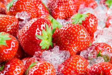 Tuinposter Verse aardbeien met ijs. Fruit achtergrond © Tim UR