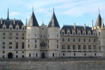 Fototapeta na wymiar Chateau au bord de la seine