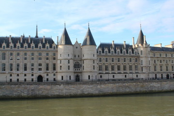 Fototapeta na wymiar Chateau au bord de la seine