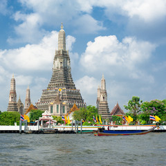 Obraz premium Wat Arun or Temple of Dawn at Chao Phraya River. Thailand