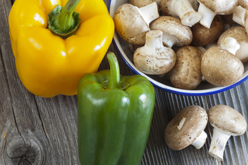 Frische Champignons und Paprikaschoten