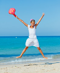 Obraz premium Girl with hat on the beach