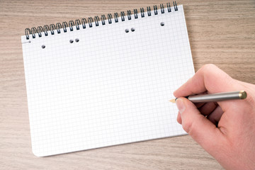 leerer Schreibblock mit Hand und Stift