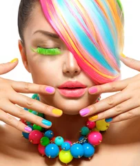 Tuinposter Schoonheidsmeisjesportret met kleurrijke make-up, haar en accessoires © Subbotina Anna
