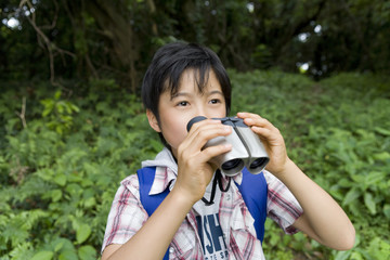 Fototapeta premium boy having binoculars in hand