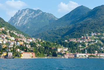 Fototapeta na wymiar Miasto na wybrzeżu Jezioro Como letnim (Włochy).