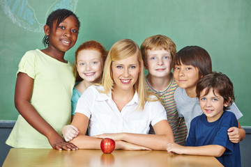 Lehrerin mit Gruppe ihrer Schüler in Schule