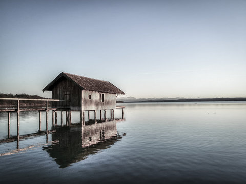 ein altes Bootshaus in Stegen am Ammersee 