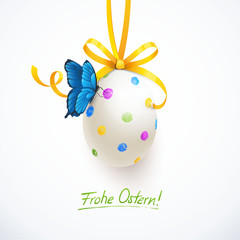 Buntes Osterei mit Schleife und Schmetterling