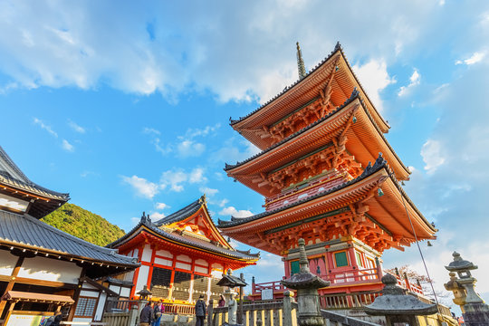 Fototapeta Three-storied pagoda at Kiyomizu-dera in Kyoto