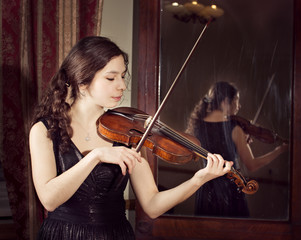 girl playing violin