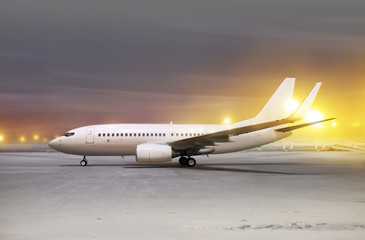 Fototapeta na wymiar samolot latający na nie-pogoda
