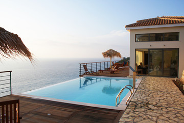 Villa am Meer mit Pool - obrazy, fototapety, plakaty