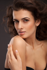 Fototapeta premium Beautiful Brunette Girl. Healthy Long Hair and perfect Makeup 