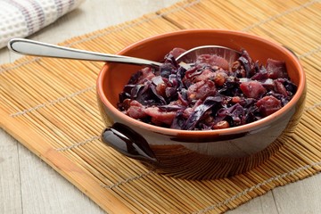 Cavolo rosso  con mele stufato nella pentola di terracotta