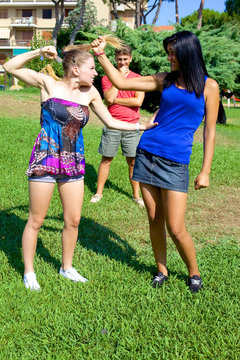 Catfight Bilder – Durchsuchen 826 Archivfotos, Vektorgrafiken und