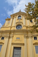 Fototapeta na wymiar façade d'église, vieux Nice