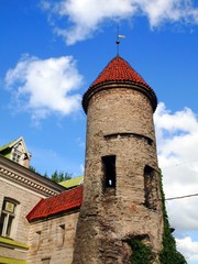 Fototapeta na wymiar Średniowieczne wieże - część murów miejskich. Tallinn