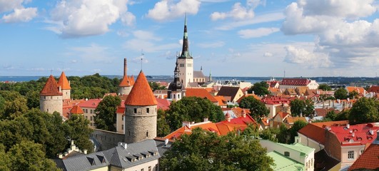 Obraz premium Panoramiczny widok na Stare Miasto w Tallinie. Estonia