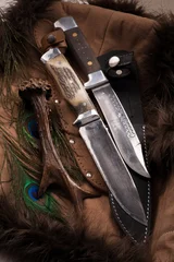 Photo sur Plexiglas Chasser Couteau de chasse sur fond sombre - objets de groupe