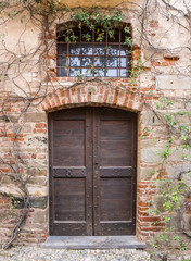 Fototapeta na wymiar Saluzzo stare drzwi