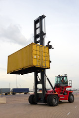 Mobile container spreader