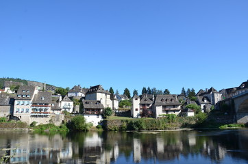 Fototapeta na wymiar Ville d' Argentat en Corrèze , rive, reflets