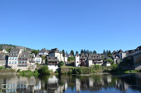 Ville d' Argentat en Corr&egrave;ze , rive, reflets