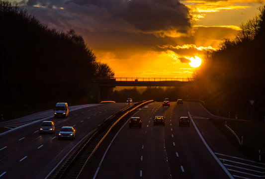 Sonnenuntergang auf Autobahn dreispurig Deutschland