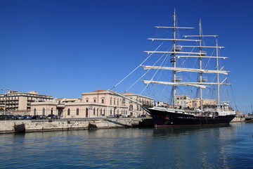 Veliero ormeggiato nel porto di Siracusa.