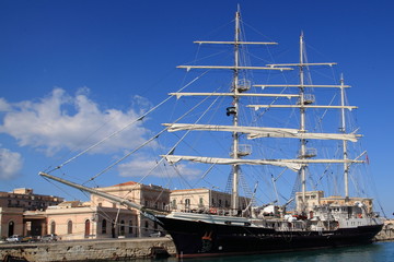 Veliero ormeggiato nel porto di Siracusa.