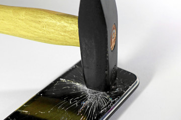 Hammer zerschlägt Smartphone