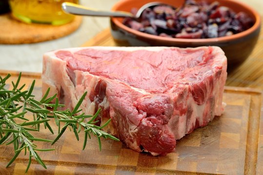 Costata di manzo cruda sul tagliere