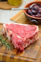 Costata di manzo cruda sul tagliere