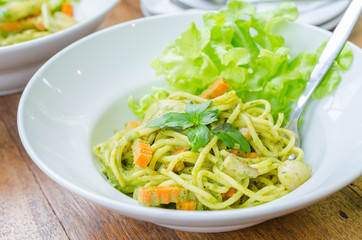 Spaghetti pesto sauce
