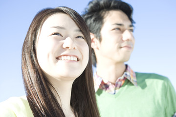 Fototapeta premium smiling couple under blue sky.