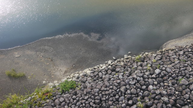 vue zenitale rivi&egrave;re galets