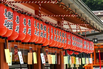 Zelfklevend Fotobehang Japanese lanterns, hanging at a shinto shrine, kyoto © greir