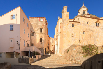 Fototapeta na wymiar Katedra St-Jean-Baptiste w cytadeli w Calvi, Korsyka