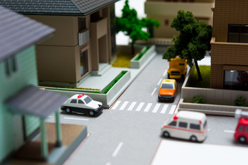 住宅街の交差点と行き交う車