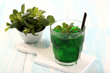 cocktail di menta con ghiaccio 