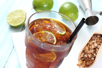 bicchiere con cola ghiaccio e lime