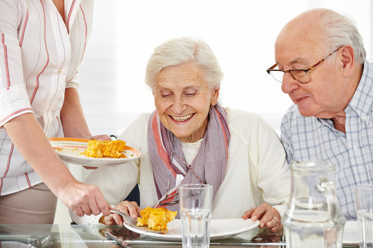 Senioren essen Lunch im Pflegeheim