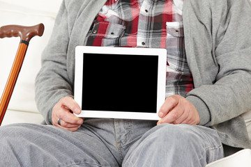 Tablet Computer bei einem Senioren