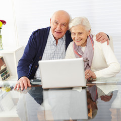 Paar Senioren am Computer im Internet