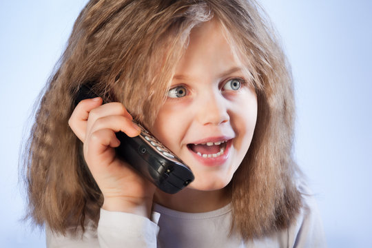 telefonierendes Kind